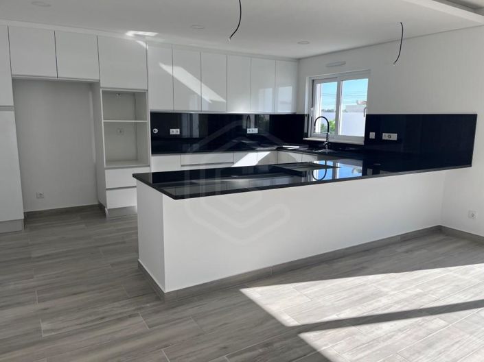 Image No.2-4 Bed House for sale