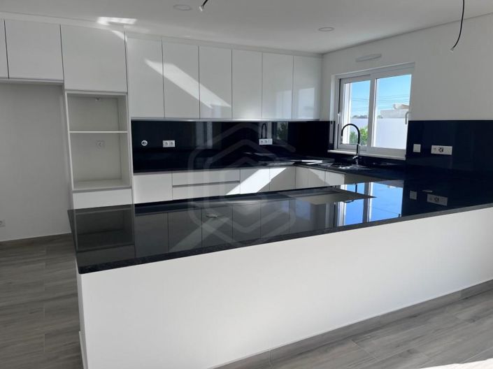 Image No.9-4 Bed House for sale