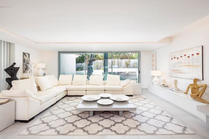 Image No.8-5 Bed House for sale