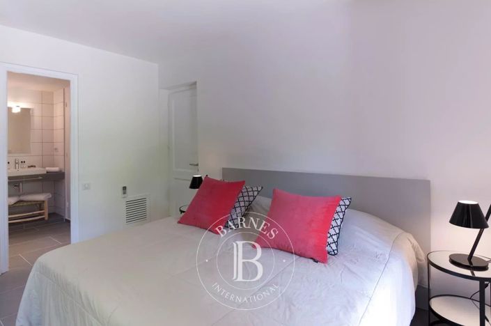 Image No.15-6 Bed House for sale