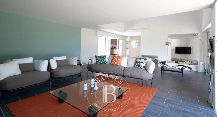 Image No.6-6 Bed House for sale