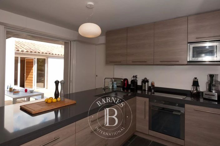 Image No.8-6 Bed House for sale