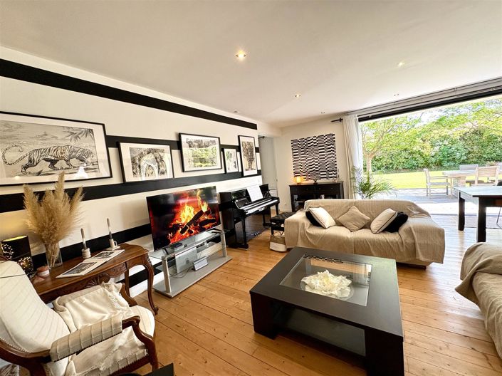 Image No.2-4 Bed House for sale