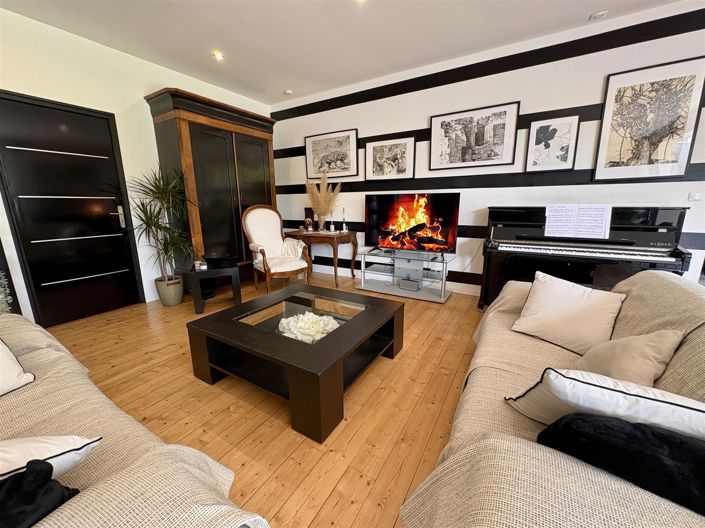 Image No.8-4 Bed House for sale