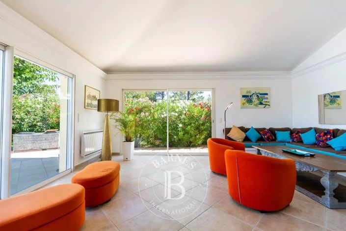 Image No.8-4 Bed House for sale