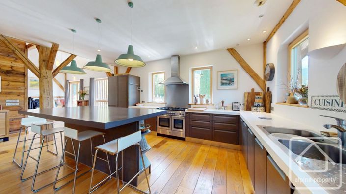 Image No.10-8 Bed Property for sale