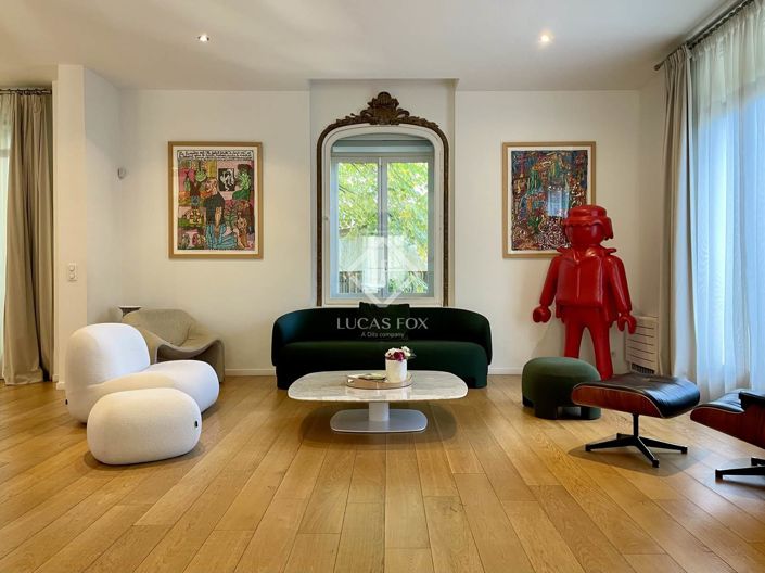 Image No.1-8 Bed House for sale