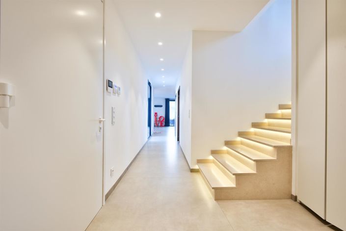 Image No.19-4 Bed House for sale