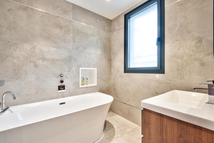 Image No.20-4 Bed House for sale