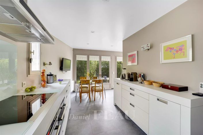 Image No.8-6 Bed House for sale