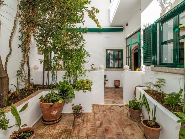 Image No.1-7 Bed House for sale