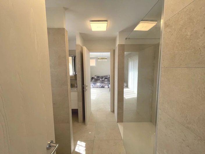 Image No.21-8 Bed House for sale