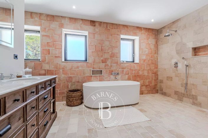 Image No.7-6 Bed House for sale