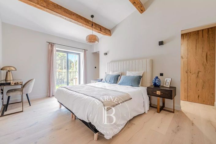 Image No.8-6 Bed House for sale