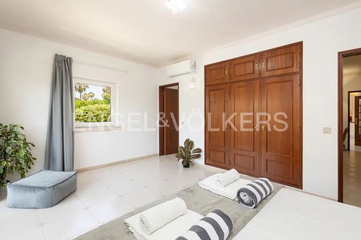 Image No.18-7 Bed House for sale