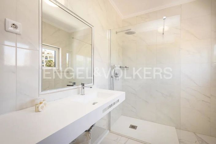 Image No.36-7 Bed House for sale