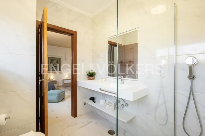 Image No.37-7 Bed House for sale