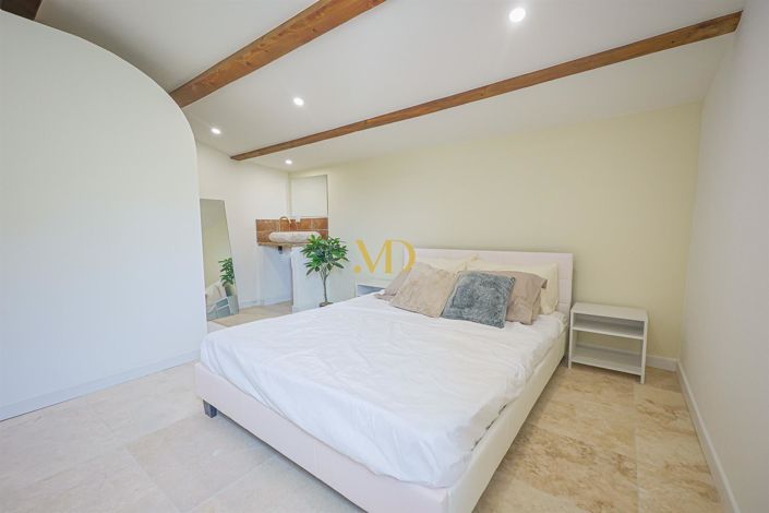 Image No.18-5 Bed House for sale