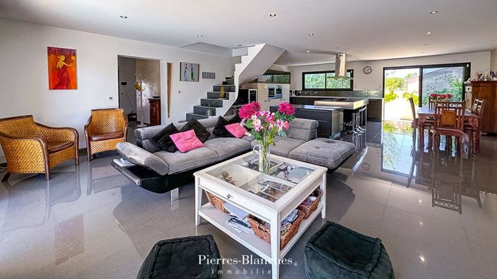 Image No.3-5 Bed House for sale