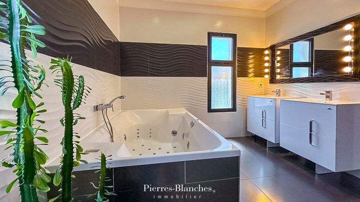 Image No.9-5 Bed House for sale