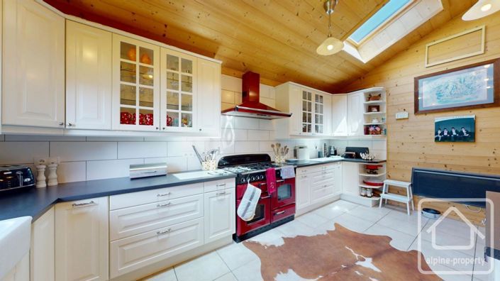 Image No.12-6 Bed Property for sale