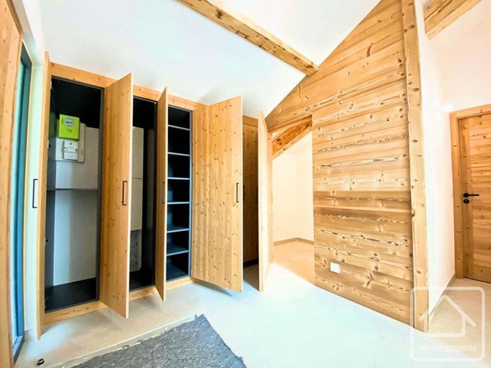 Image No.17-6 Bed Property for sale