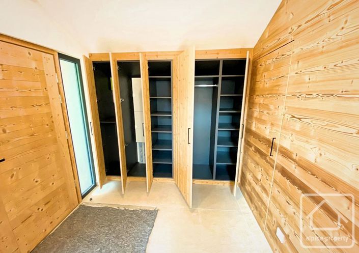 Image No.18-6 Bed Property for sale