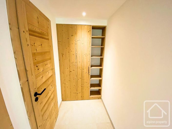 Image No.19-6 Bed Property for sale