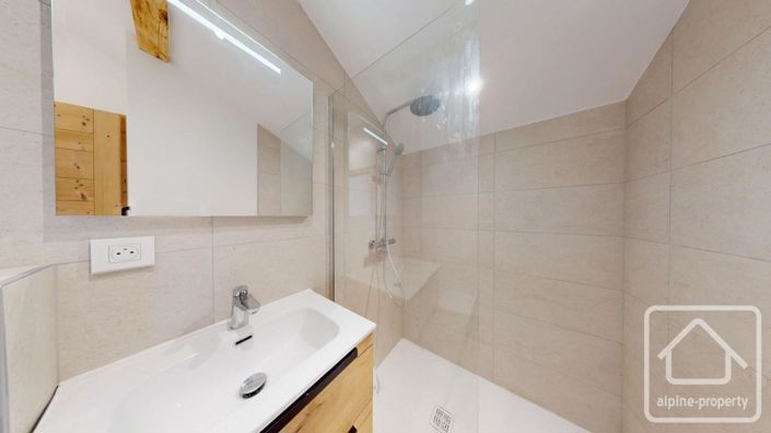 Image No.36-6 Bed Property for sale