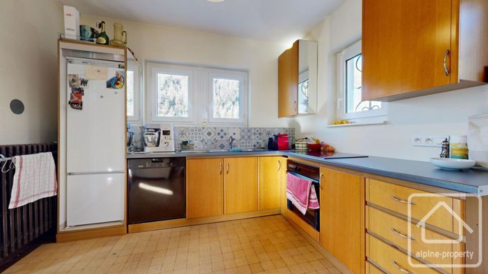 Image No.12-5 Bed Property for sale