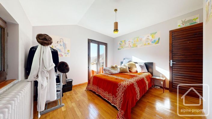 Image No.14-5 Bed Property for sale