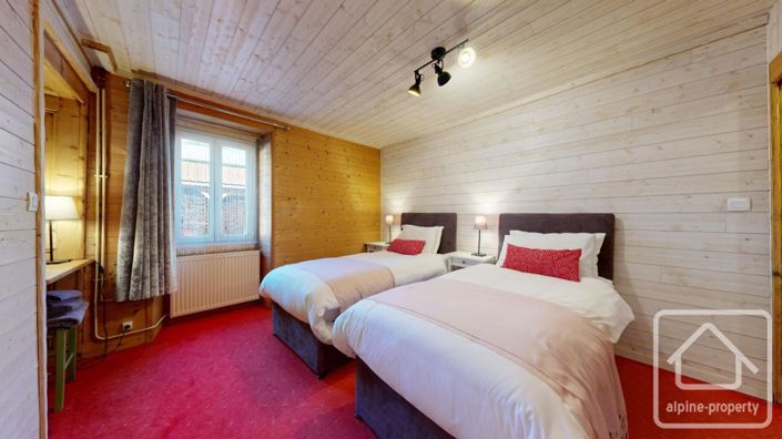 Image No.15-8 Bed Property for sale