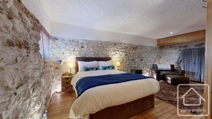 Image No.18-8 Bed Property for sale