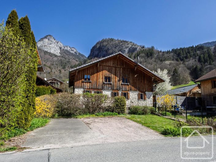 Image No.3-8 Bed Property for sale