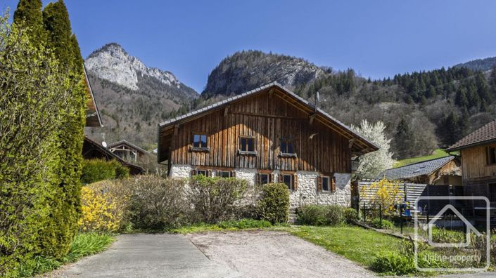 Image No.63-8 Bed Property for sale