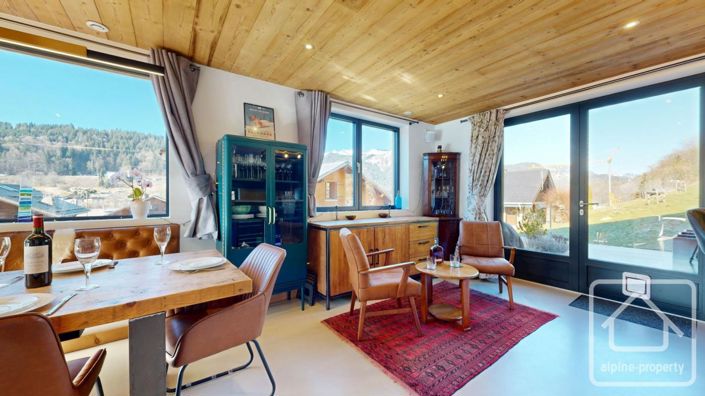 Image No.10-6 Bed Property for sale