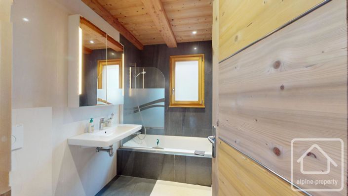 Image No.27-7 Bed Property for sale