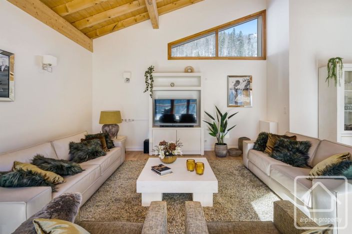 Image No.13-6 Bed Property for sale