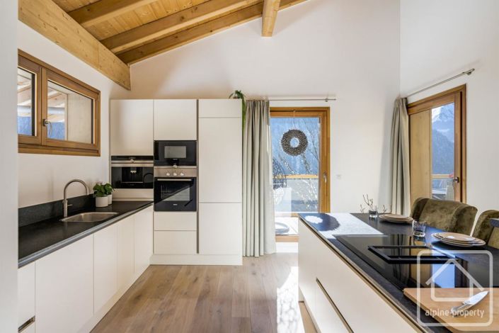 Image No.15-6 Bed Property for sale