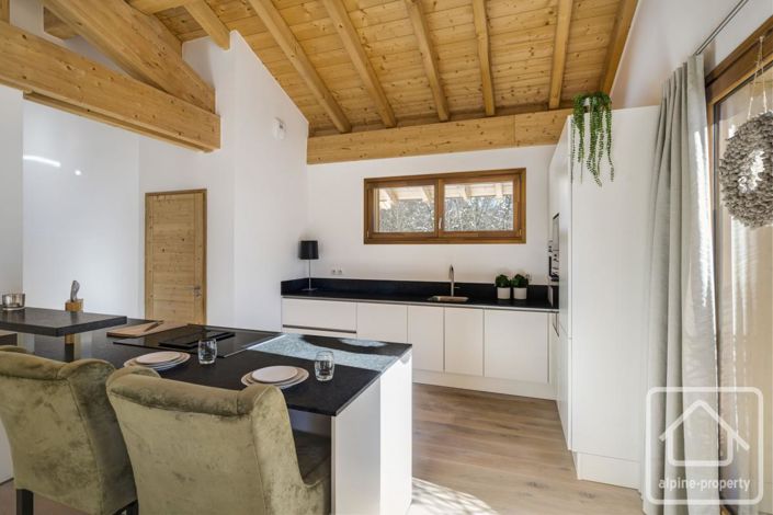 Image No.17-6 Bed Property for sale