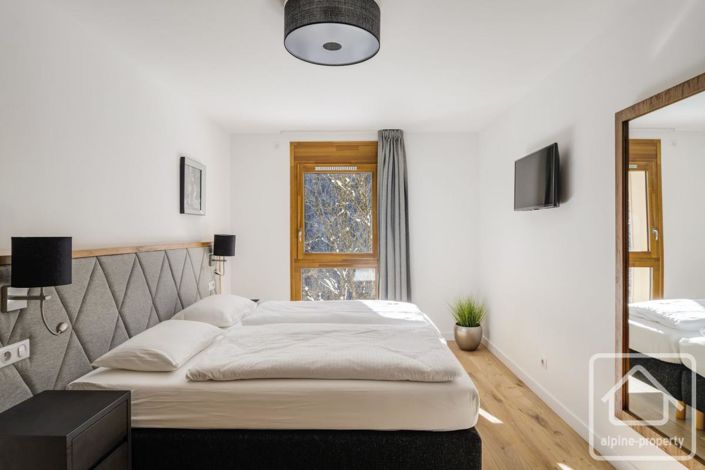 Image No.37-6 Bed Property for sale