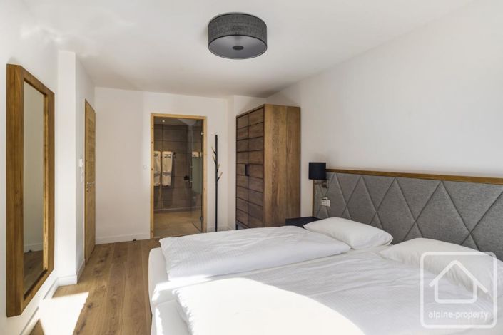 Image No.38-6 Bed Property for sale