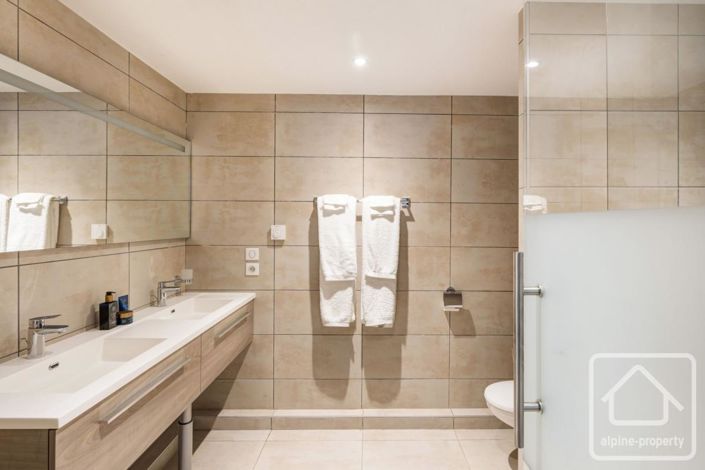 Image No.39-6 Bed Property for sale