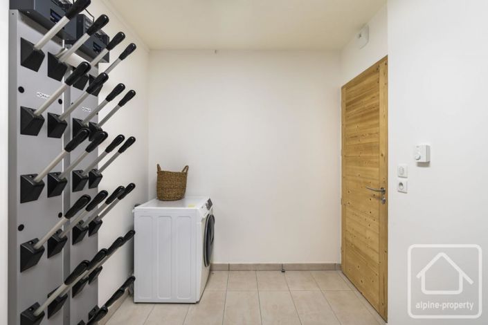 Image No.45-6 Bed Property for sale