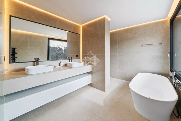 Image No.19-5 Bed House for sale