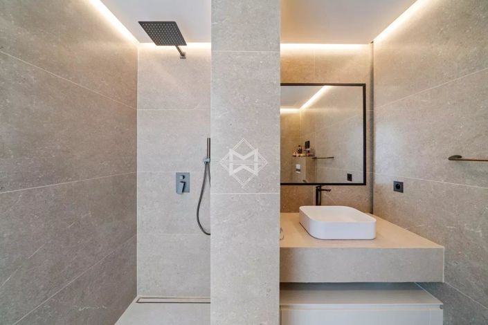 Image No.20-5 Bed House for sale