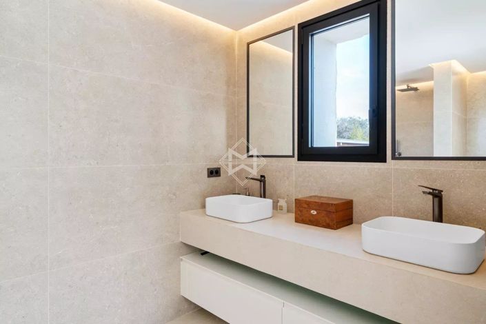 Image No.21-5 Bed House for sale