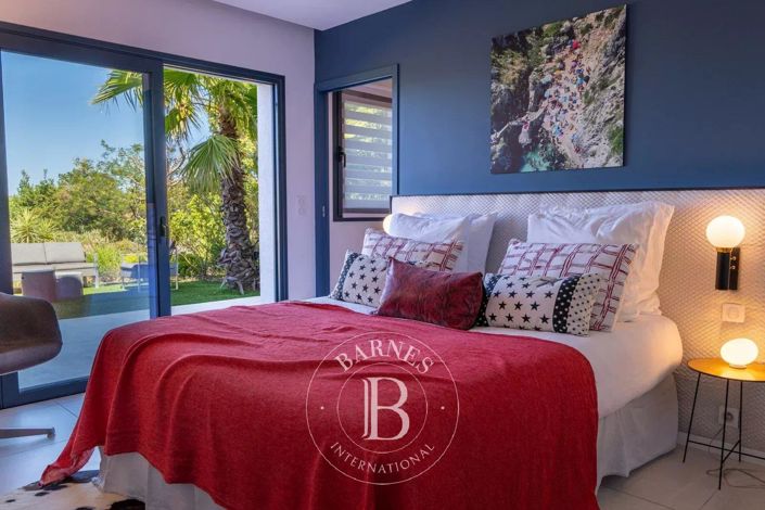 Image No.18-5 Bed House for sale