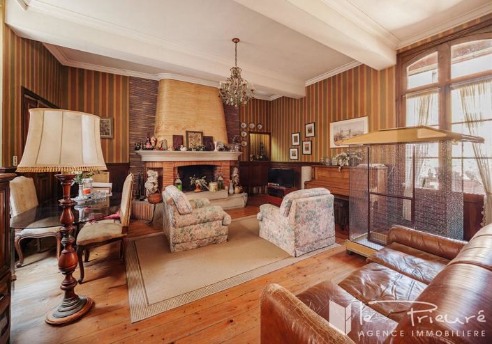 Image No.17-7 Bed Property for sale