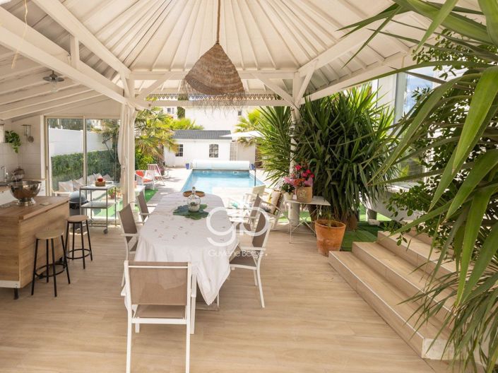 Image No.5-8 Bed House for sale